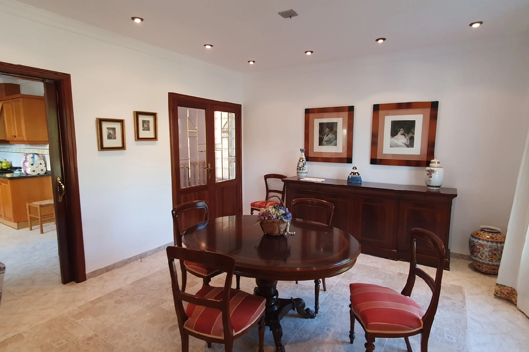 mansion in Oliva for sale, built area 210 m², year built 1995, condition neat, + stove, plot area 849 m², 4 bedroom, 3 bathroom, swimming-pool, ref.: RA-0921-11
